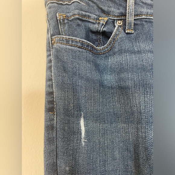 Levi’s 711 Skinny Medium Wash Ripped Jeans; Size 27 - Picture 4 of 9